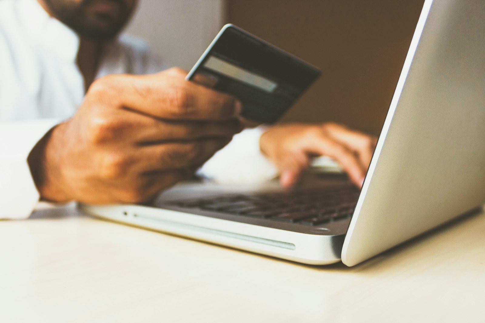 Yazılım geliştiricilerin ekran başında kod yazarak e-ticaret altyapısı geliştirdiği çalışma ortamı